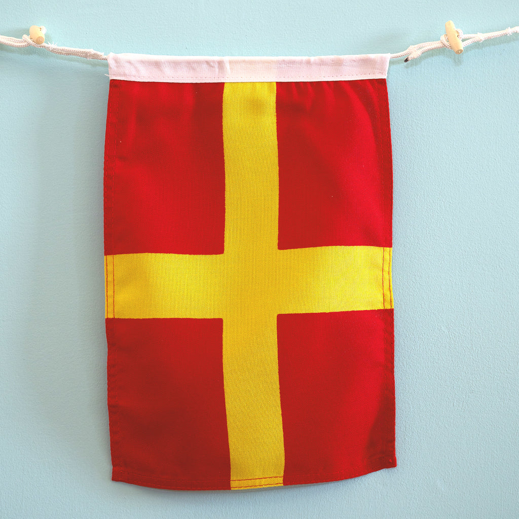 R (Romeo) Nautical Signal Flag – Traditional Maritime Code Flag