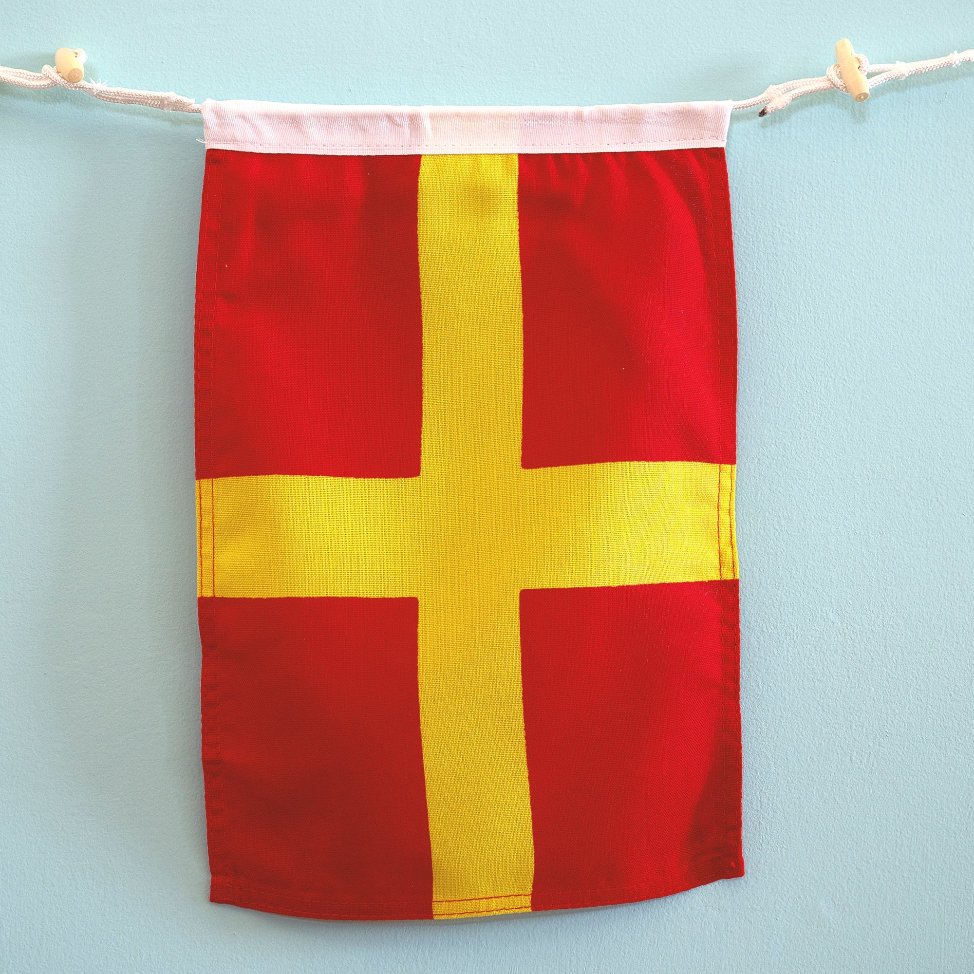R (Romeo) Nautical Signal Flag – Traditional Maritime Code Flag